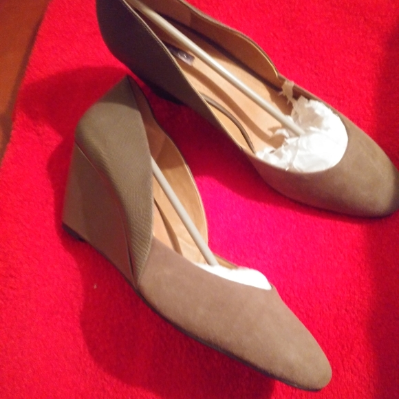 Tahari Wedged Heels Chicory Green - Picture 2 of 6